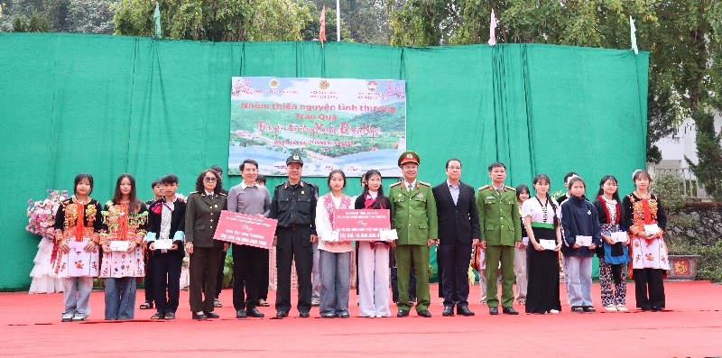 Chương trình “Thiện nguyện trao quà tết yêu thương”