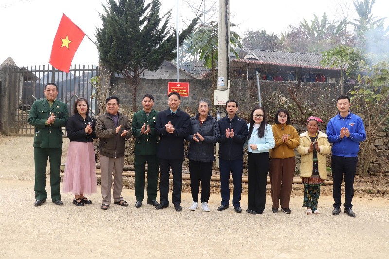 Bàn giao công trình điện năng lượng mặt trời tại các tổ dân phố khó khăn phường Đoàn Kết