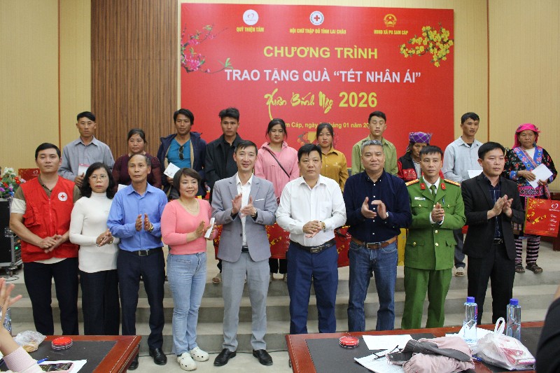 Chương trình trao tặng quà “Tết nhân ái” 