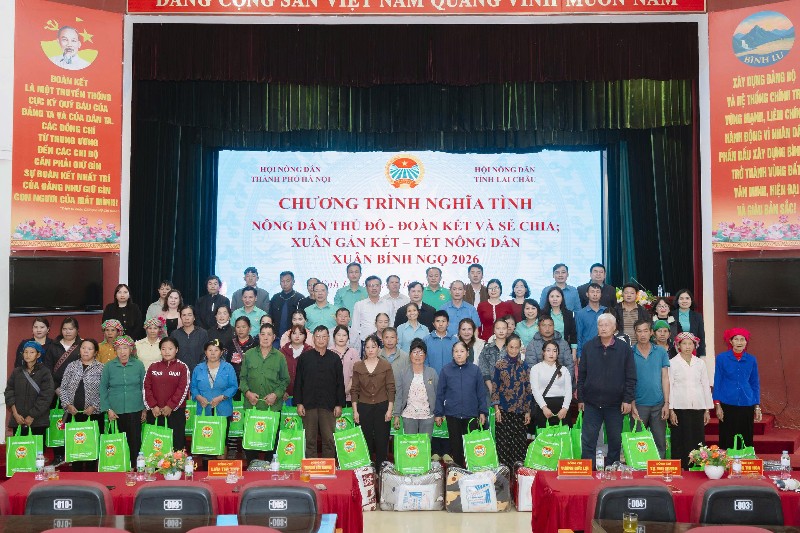 Tặng quà hội viên nông dân có hoàn cảnh khó khăn