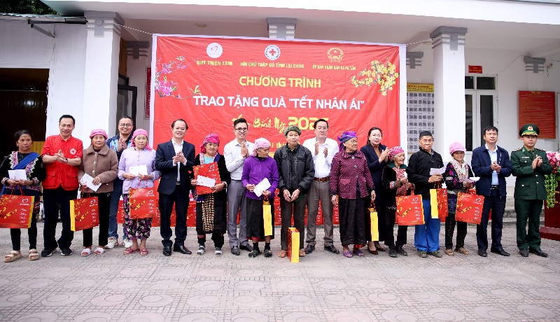 6.750 suất quà “Tết nhân ái” đến với hộ nghèo và cận nghèo