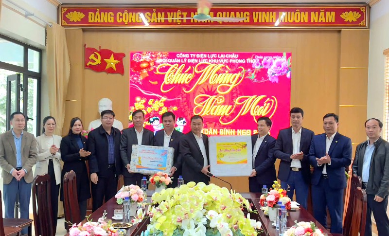 Phó Chủ tịch Thường trực Ủy ban MTTQ Việt Nam tỉnh Tống Thanh Bình thăm, tặng quà Tết tại các xã: Phong Thổ, Khổng Lào