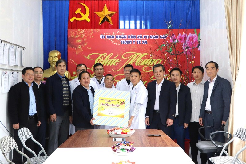 Phó Chủ tịch Thường trực UBND tỉnh Tống Thanh Hải thăm hỏi, tặng quà Tết tại các xã: Nậm Tăm và Pu Sam Cáp 