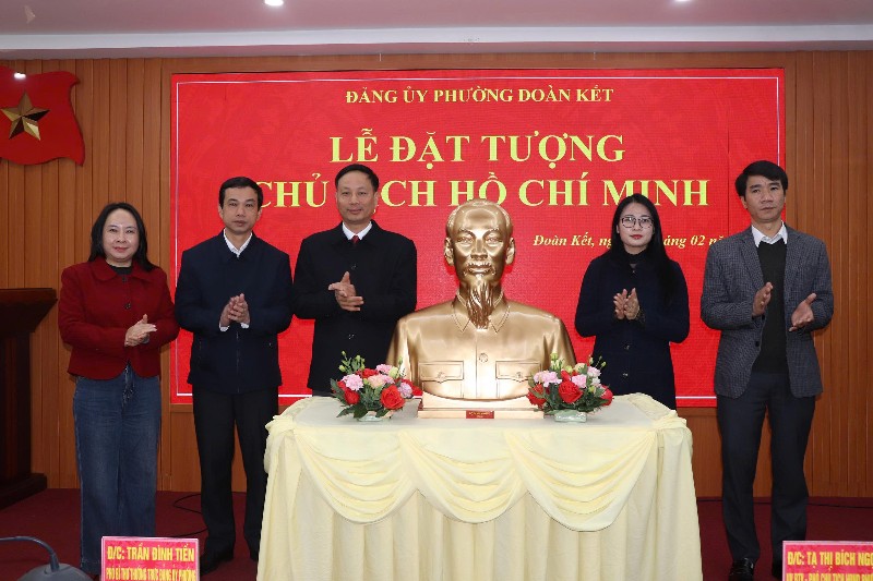 Lễ đặt tượng chân dung Chủ tịch Hồ Chí Minh tại phường Đoàn Kết