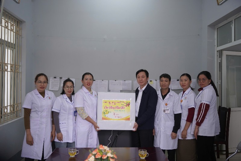 Đồng chí Lò Văn Cương - Trưởng Ban Nội chính Tỉnh ủy tặng quà tết tại xã Mường Mô