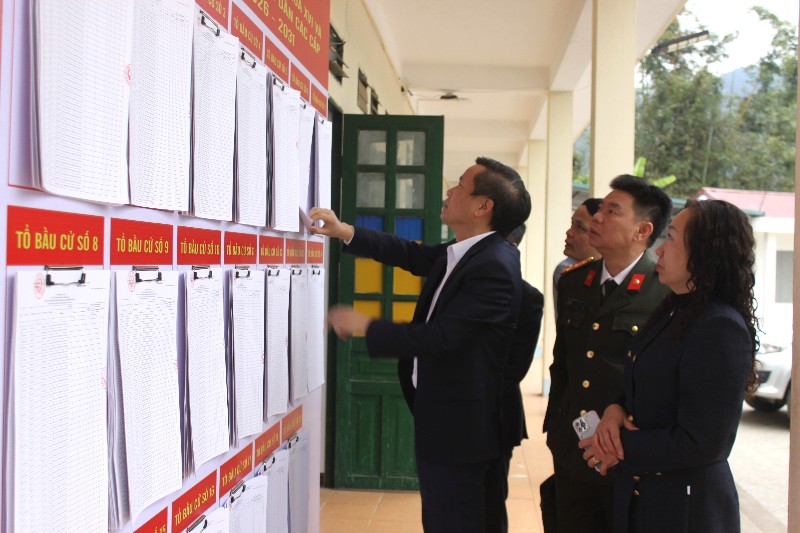 Đoàn kiểm tra số 4 kiểm tra công tác bầu cử tại xã Nậm Sỏ