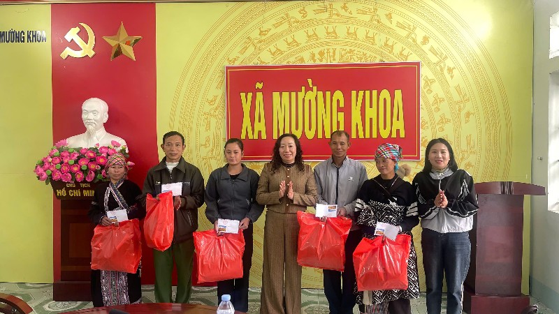 Hội Liên hiệp phụ nữ tỉnh trao quà cho hội viên có hoàn cảnh khó khăn