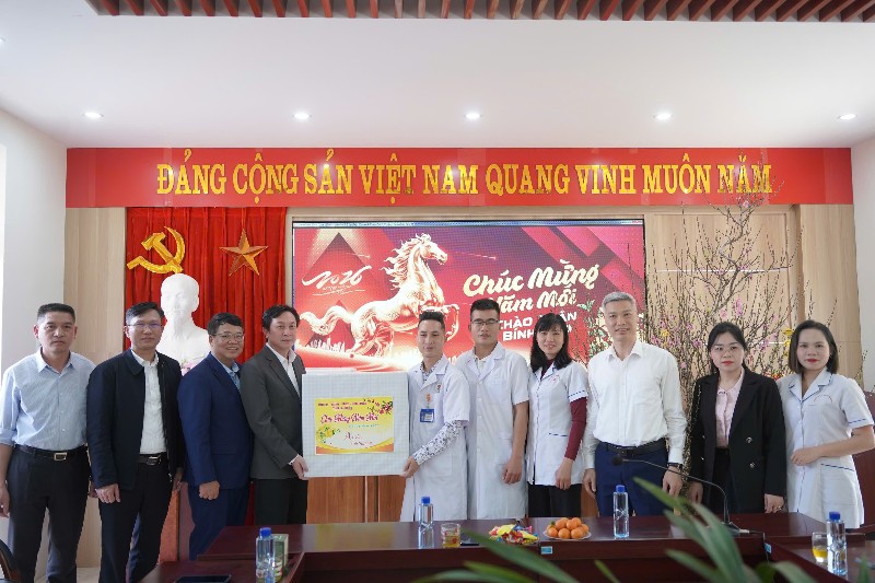 Đồng chí Lò Văn Cương - Trưởng Ban Nội chính Tỉnh ủy tặng quà tết tại xã Nậm Hàng