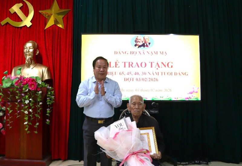 Đồng chí Tống Thanh Hải - Phó Chủ tịch Thường trực UBND tỉnh dự lễ trao tặng Huy hiệu Đảng đợt 3/2