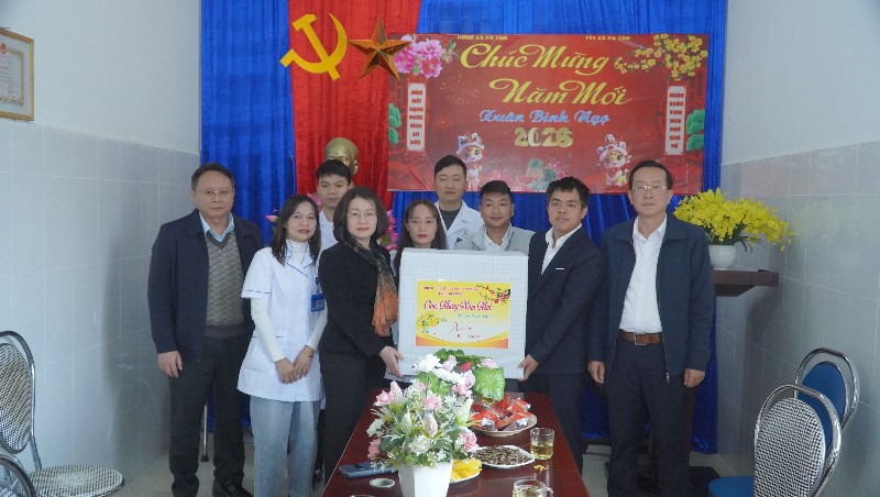 Đồng chí Lê Thị Hường – Trưởng Ban Tổ chức Tỉnh ủy thăm, chúc tết xã Pa Tần, Lê Lợi