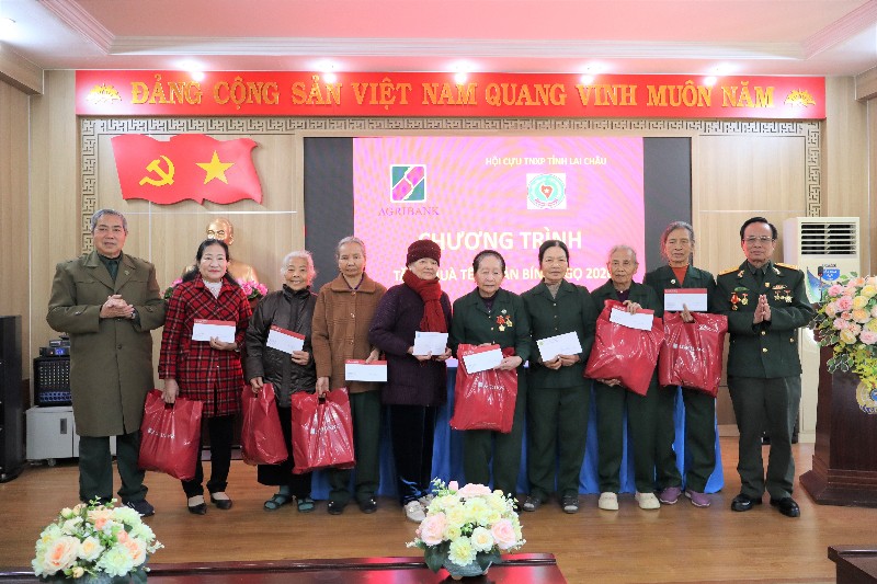Hội Cựu TNXP tỉnh Lai Châu tặng quà tết cho hội viên