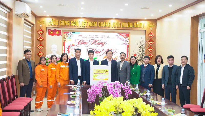 Trưởng Ban Tuyên giáo và Dân vận Tỉnh ủy Lê Đức Dục trao quà tết ở xã Tân Uyên và Mường Khoa