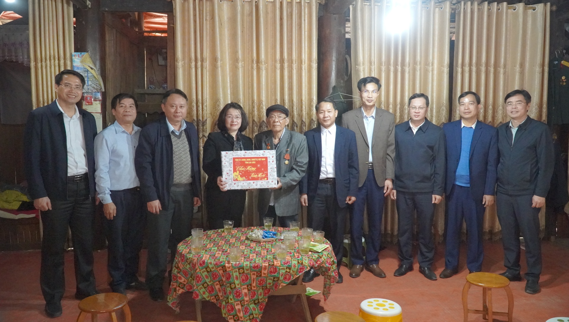 Đồng chí Lê Thị Hường thăm hỏi và chúc tết ông Lường Văn Nghiên - Đảng viên 65 năm tuổi Đảng