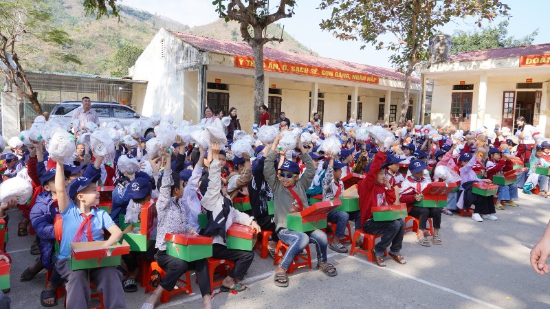 TRAO TẶNG 555 “HỘP QUÀ YÊU THƯƠNG” CHO HỌC SINH TIỂU HỌC XÃ NẬM MẠ