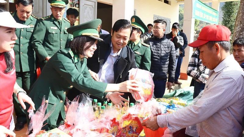 Tết nghĩa tình nơi phên dậu Tổ quốc