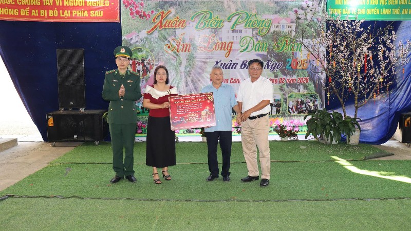 Tặng quà cho nhân dân bản Pa Nậm Cúm