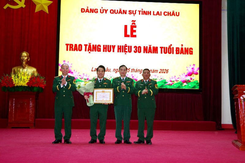 Bộ Chỉ huy Quân sự tỉnh Lai Châu: Trao Huy hiệu 30 năm tuổi Đảng 