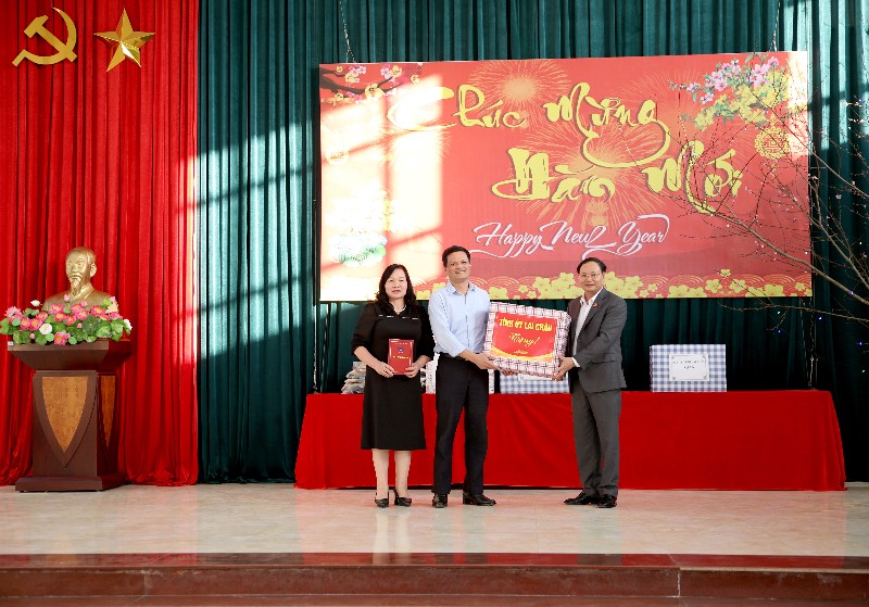 Bí thư Tỉnh uỷ Lê Minh Ngân thăm, tặng quà Cơ sở Bảo trợ xã hội tổng hợp 