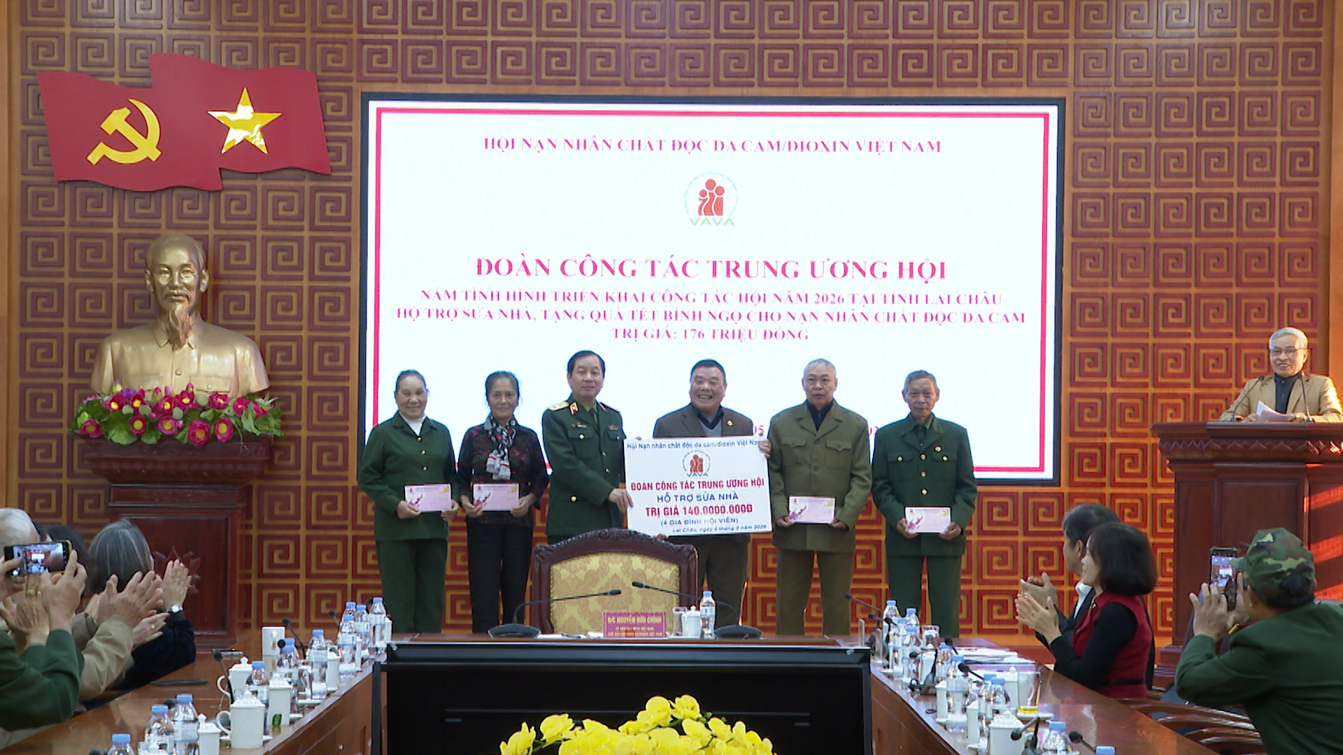 Trao kinh phí hỗ trợ sửa nhà cho nạn nhân chất độc da cam/dioxin