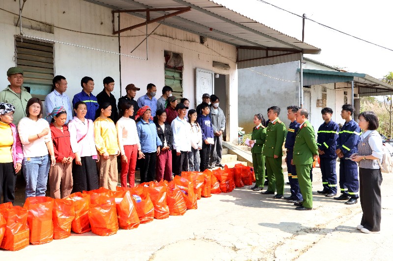 Phòng Cảnh sát Phòng cháy chữa cháy và Cứu nạn cứu hộ tặng quà 30 bệnh nhân chạy thận