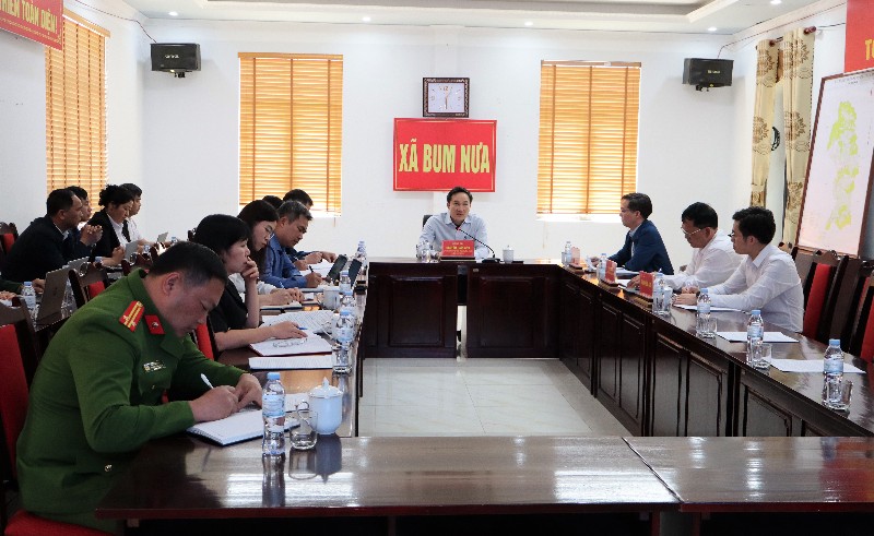 Đồng chí Nguyễn Tuấn Anh - Phó Bí thư Tỉnh ủy làm việc với Ban Thường vụ Đảng ủy xã Bum Nưa