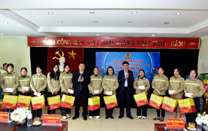 Tặng quà tết cho người lao động có hoàn cảnh khó khăn