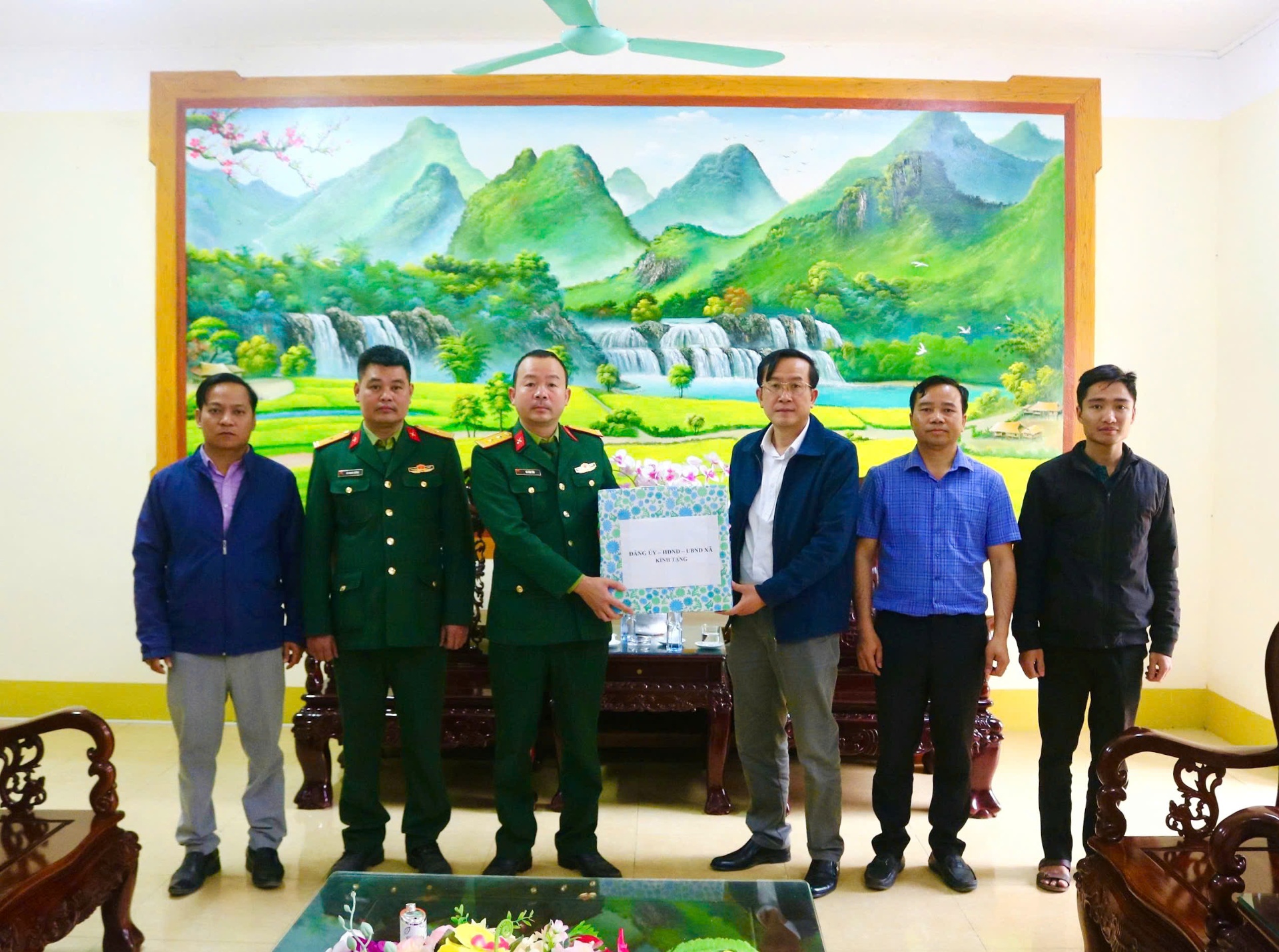 Đồng chí Lù Văn Quân - Tỉnh ủy viên, Bí thư Đảng ủy, Chủ tịch HĐND xã thăm hỏi, động viên và tặng quà Ban Chỉ huy Quân sự xã.