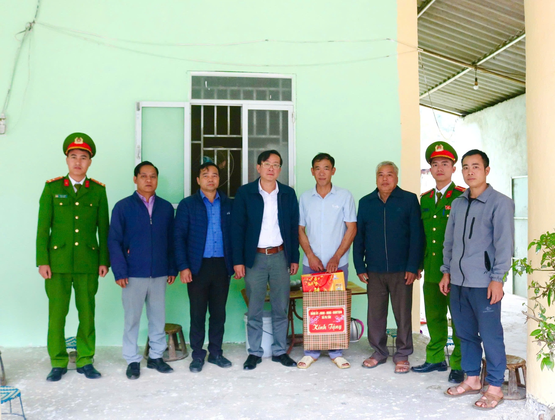 Đồng chí Lù Văn Quân - Tỉnh ủy viên, Bí thư Đảng ủy, Chủ tịch HĐND xã thăm hỏi, tặng quà gia đình chính sách tại bản Pa Tần 3, xã Pa Tần.