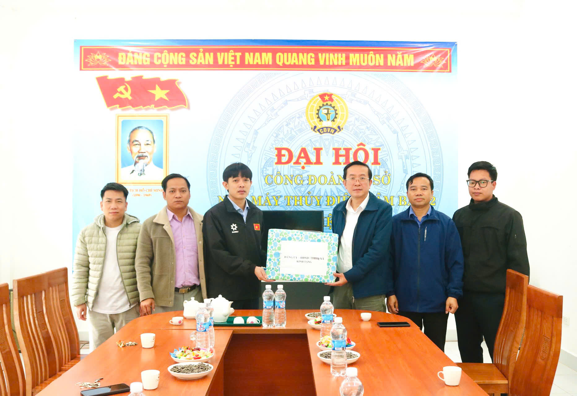 Đồng chí Lù Văn Quân - Tỉnh ủy viên, Bí thư Đảng ủy, Chủ tịch HĐND xã thăm hỏi, động viên và tặng quà cán bộ, công nhân Nhà máy Thủy điện Hua Bun.