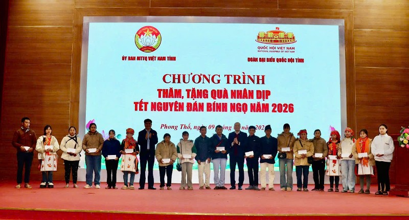 Phó Chủ nhiệm Ủy ban Kinh tế và Tài chính của Quốc hội Nguyễn Hữu Toàn trao quà Tết cho hộ nghèo xã Phong Thổ