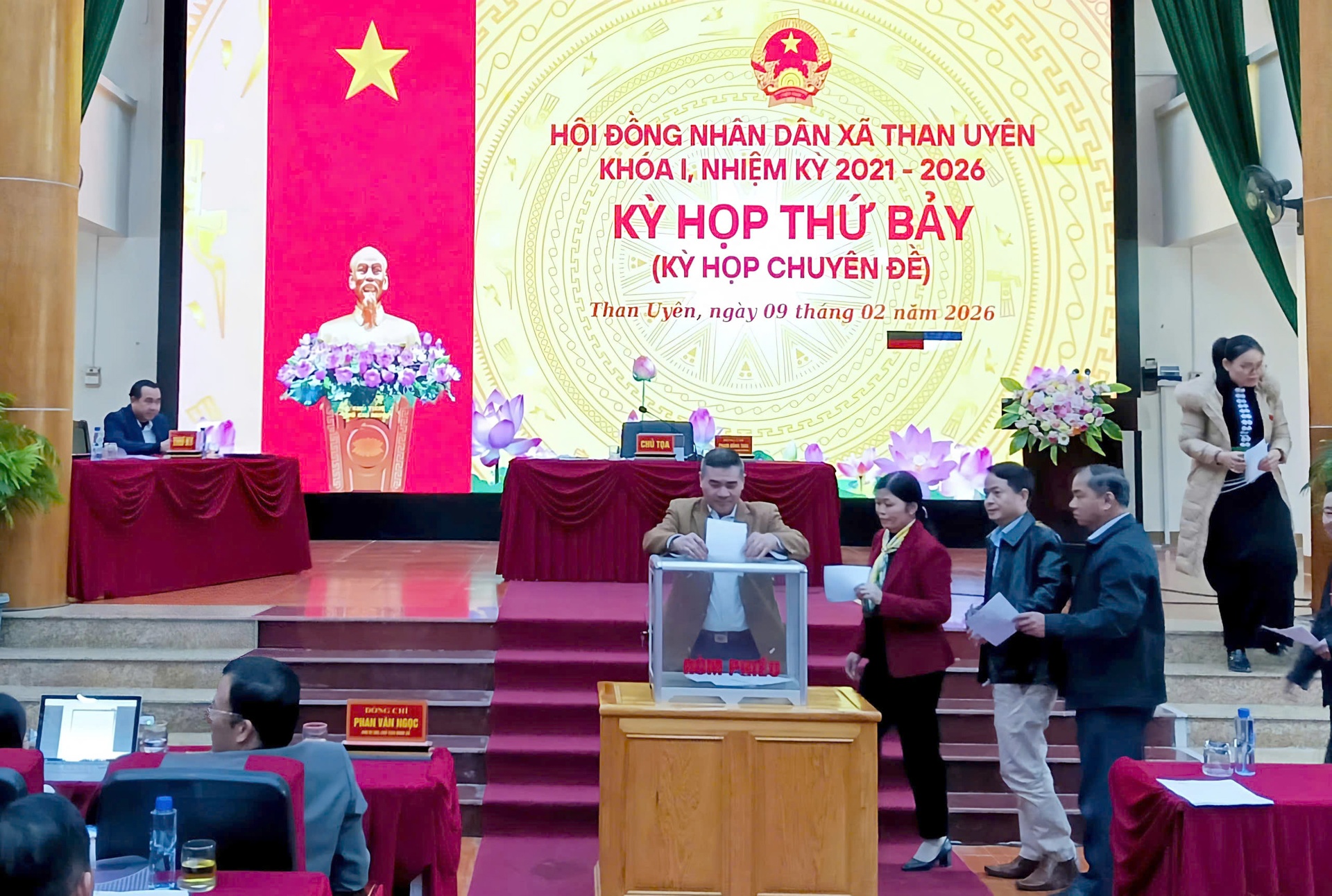 Các đại biểu bỏ phiếu bầu bổ sung Ủy viên UBND xã Than Uyên, nhiệm kỳ 2021 – 2026.