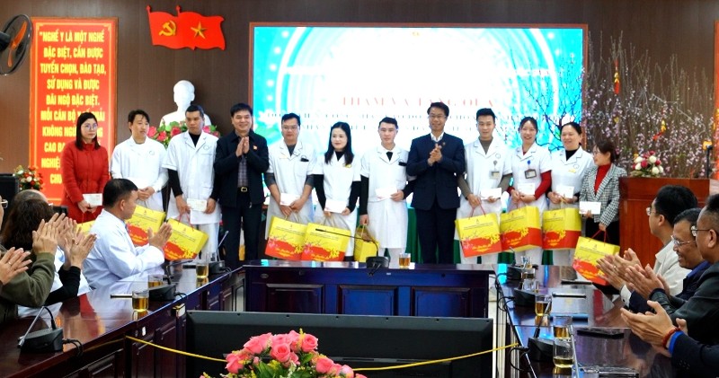 Đoàn công tác Ủy ban Kinh tế – Tài chính của Quốc hội thăm, tặng quà đoàn viên, người lao động tại xã Tân Uyên, Than Uyên