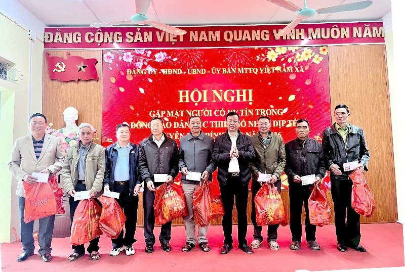 Gặp mặt, tặng quà người có uy tín tiêu biểu trong vùng đồng bào dân tộc thiểu số 