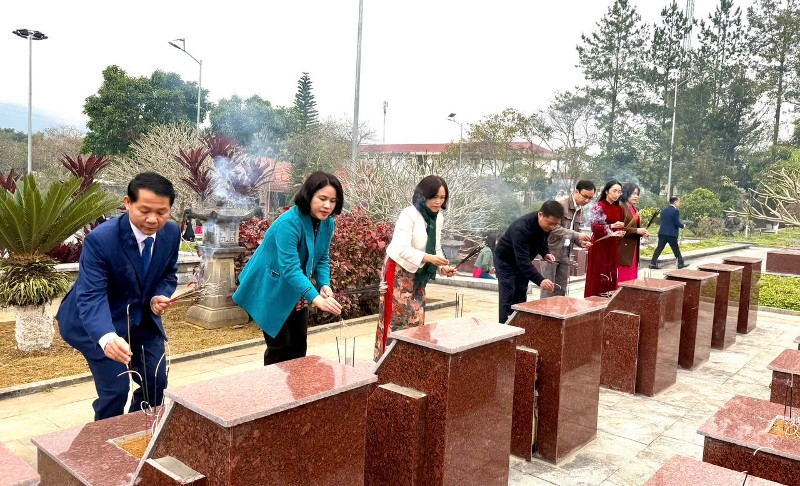 Tập thể công chức, viên chức, người lao động Sở Nội vụ viếng Nghĩa trang liệt sĩ tỉnh