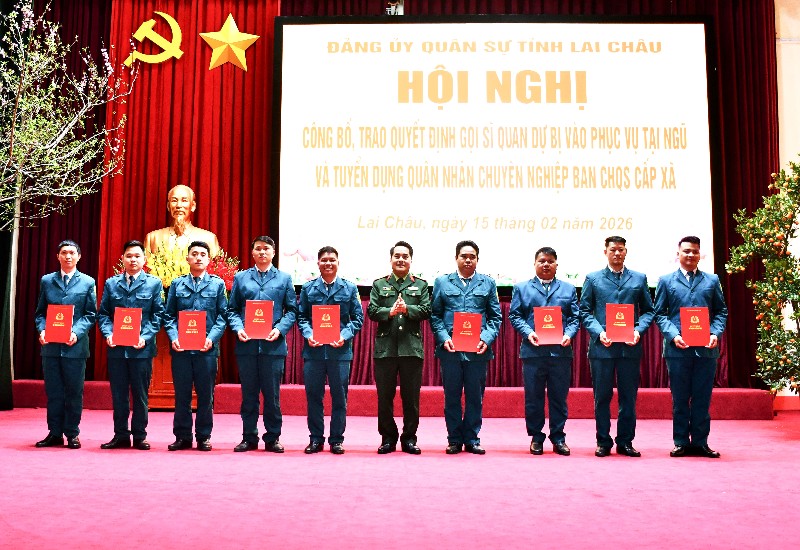 Hội nghị công bố, trao quyết định gọi sĩ quan dự bị vào phục vụ tại ngũ và tuyển dụng quân nhân chuyên nghiệp Ban Chỉ huy Quân sự cấp xã