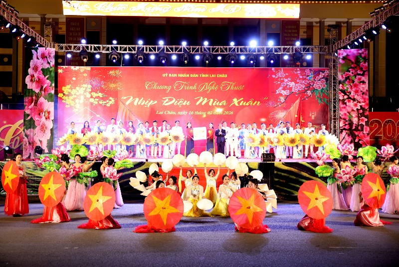 Đặc sắc “Nhịp điệu mùa xuân”, rực rỡ pháo hoa chào đón giao thừa tại Lai Châu