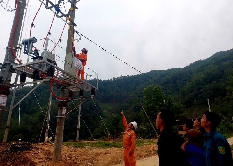 Công ty Điện lực Lai Châu cấp điện lưới Quốc gia cho 144 hộ dân xã Hua Bum, Pa Tần