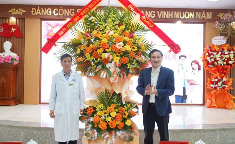 Phó Bí thư Tỉnh ủy thăm và chúc mừng công chức, viên chức, người lao động Bệnh viện Đa khoa tỉnh nhân Ngày Thầy thuốc Việt Nam
