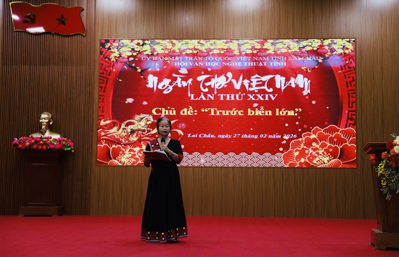 Nhà thơ Gái núi - Bùi Thị Sơn trình bày thi phẩm Đêm Pú Đao và Khăn Piêu