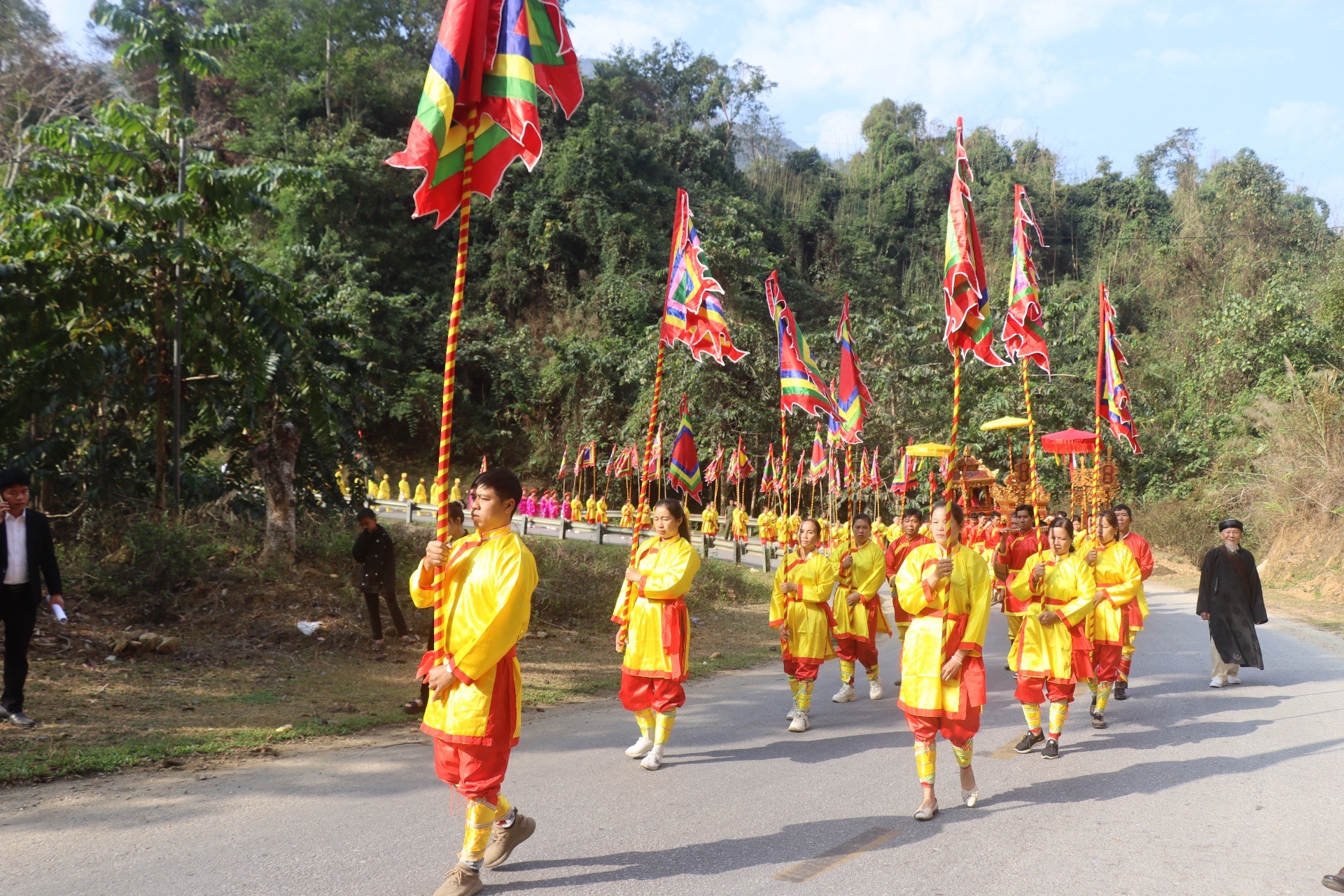 Đoàn rước tượng từ Đền trình lên Đền chính