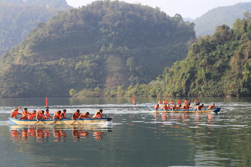 Sôi nổi đua thuyền tại Lễ hội Xòe Chiêng xã Khoen On
