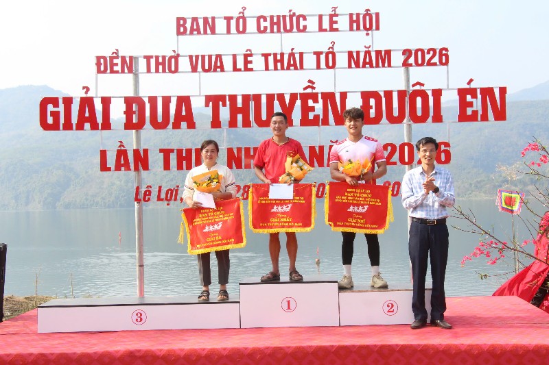 Độc đáo Giải đua thuyền đuôi én 