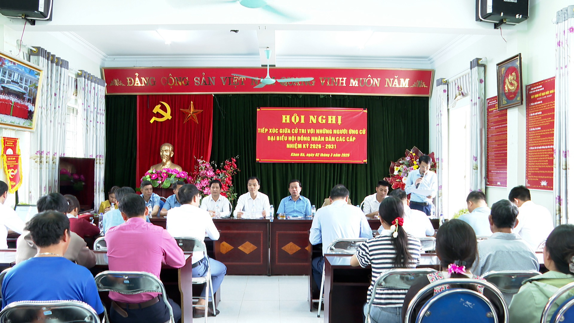 Quang cảnh hội nghị tiếp xúc cử tri, vận động bầu cử tại xã Khun Há. 