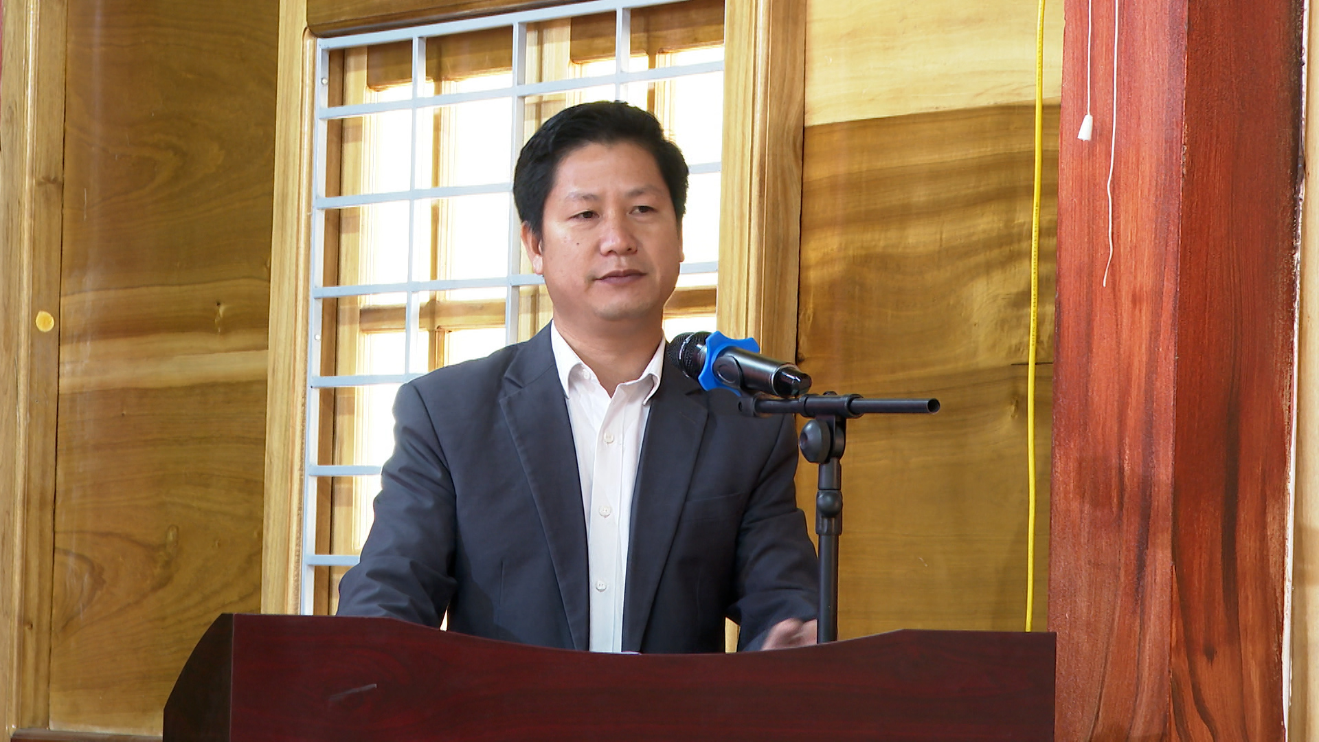 Ông Lý Vần Tải, Phó Trưởng ban, Ban Tuyên giáo và Dân vận Tỉnh ủy báo cáo với cử tri về chương trình hành động tại hội nghị