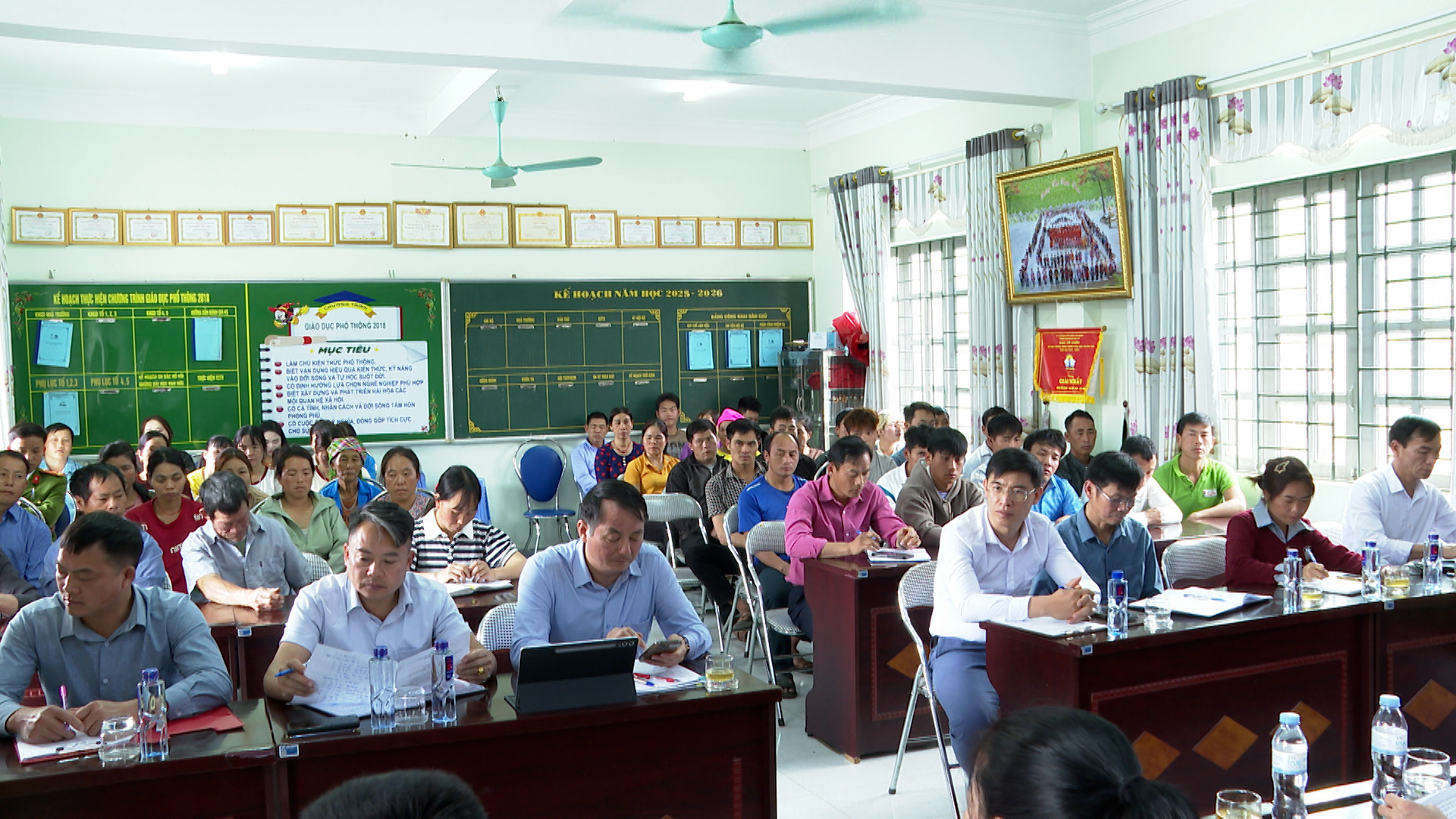 Cử tri tham gia tiếp xúc tại hội nghị