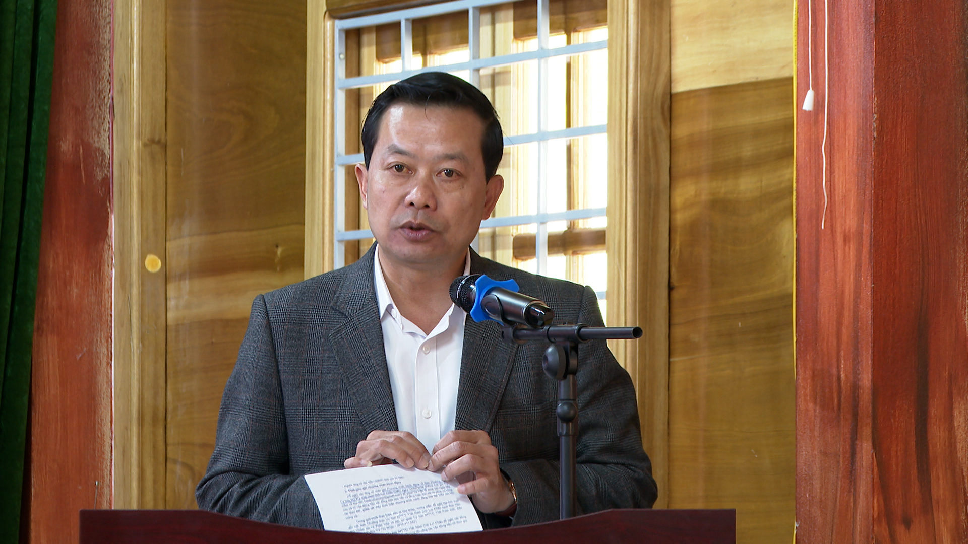 Ông Lò Văn Biên, Bí thư đảng ủy xã, Chủ tịch HĐND xã Mường Khoa báo cáo với cử tri về chương trình hành động tại hội nghị