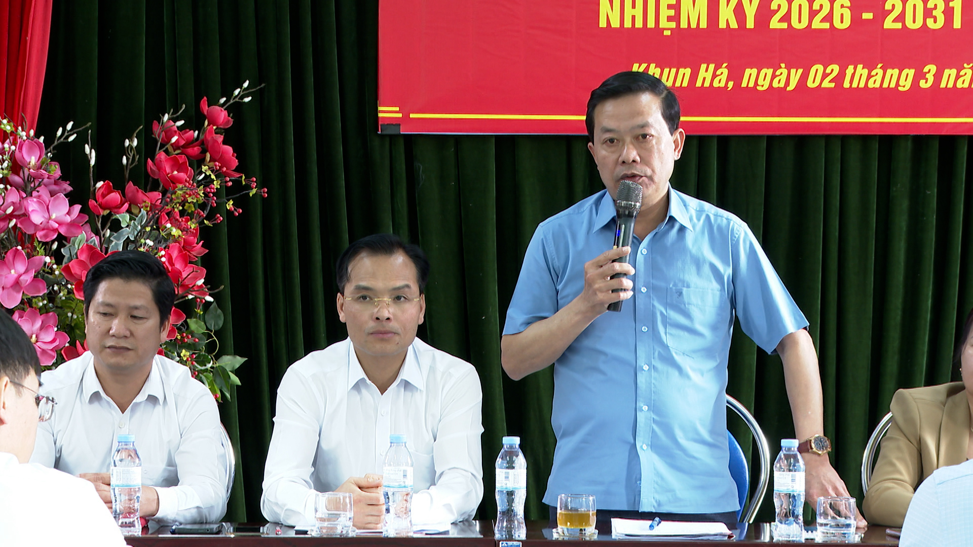 Ông Lò Văn Biên, Bí thư đảng ủy xã, Chủ tịch HĐND xã Mường Khoa trình bày chương trình hành động tại hội nghị 