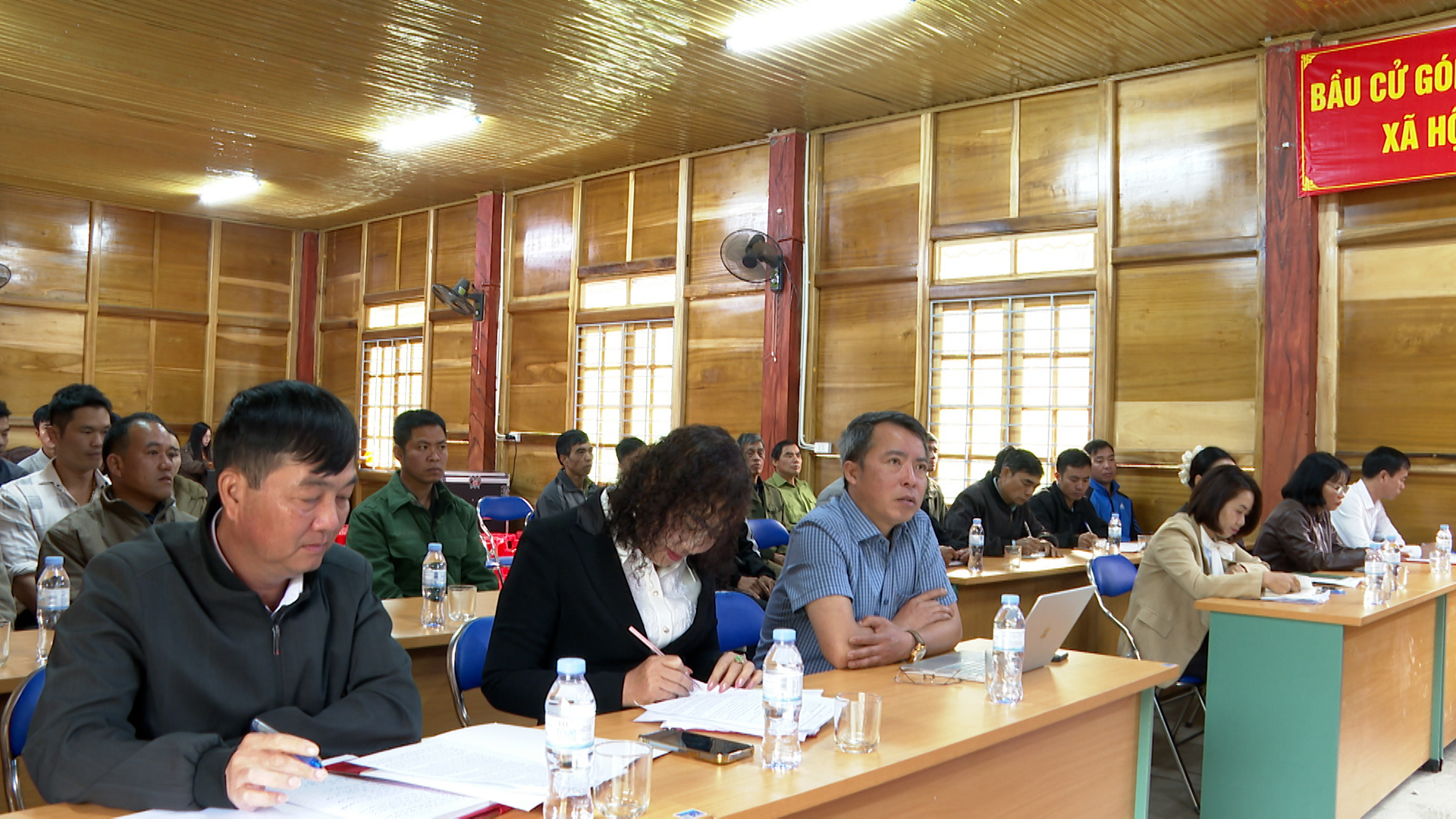 Cử tri tham dự Hội nghị tiếp xúc cử tri, vận động bầu cử