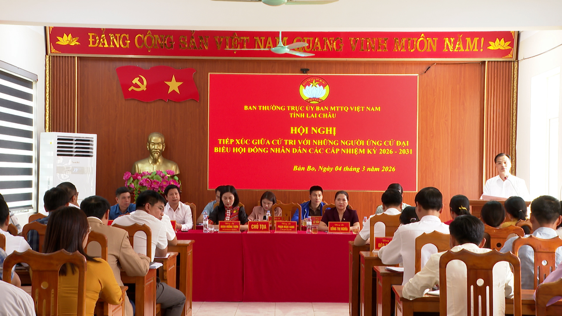 Đồng chí Phạm Ngọc Đang - Phó Chủ tịch Liên đoàn Lao động tỉnh Lai Châu đã thông qua chương trình, nội dung hội nghị tiếp xúc cử tri.