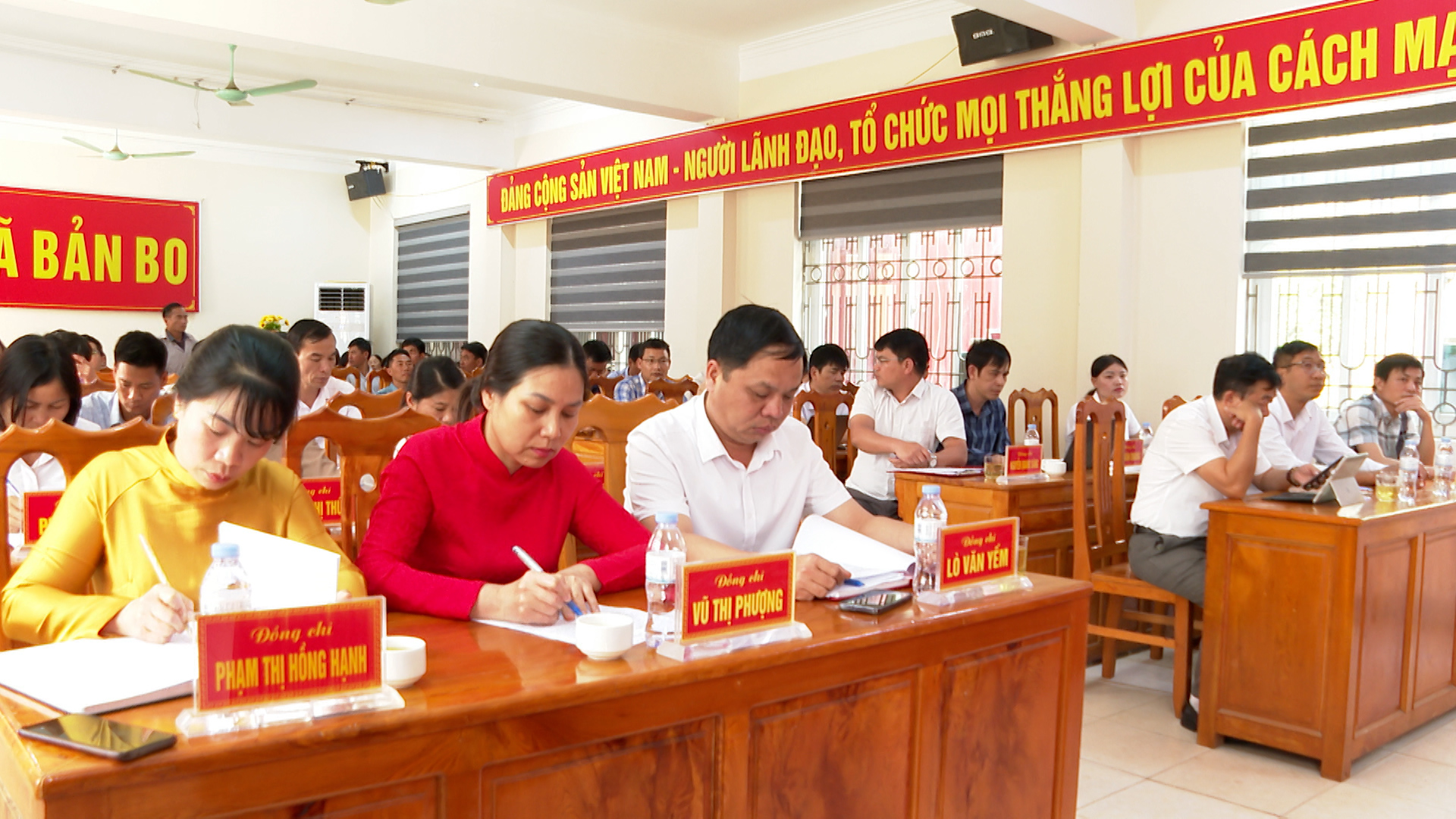 Đại biểu và cử tri tham dự Hội nghị